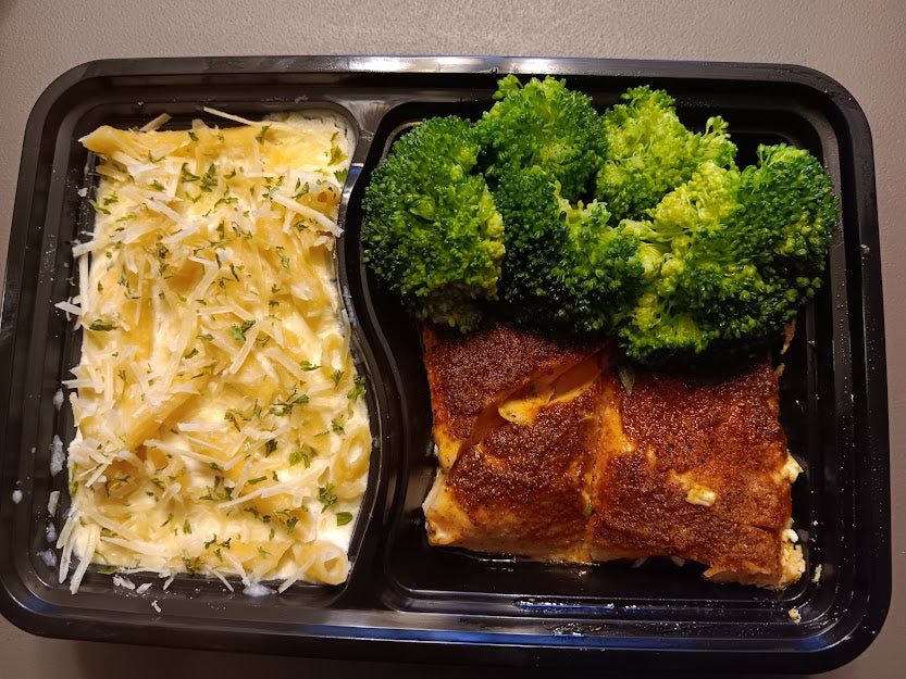 Pescatarian/Low Carb - Cajun Salmon w/Broccoli and Fettuccine Alfredo (615 Calories, 29.5g Carbs, 29.9g Fat, 32.9g Protein)