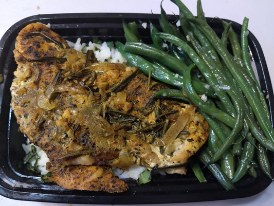 MINI_ /Low Carb/Low Calorie -Rosemary Chicken Breast over Lime Jasmine Rice & Fresh Green Bean 357 Calories, 15g Carbs, 17g Fat, 24g Protein)